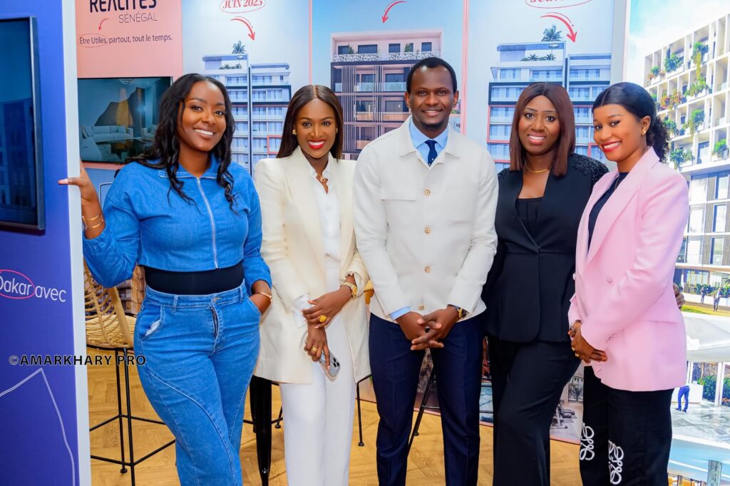 Une partie de l'équipe de REALITES SENEGAL au salon meet Sénégal à Paris.