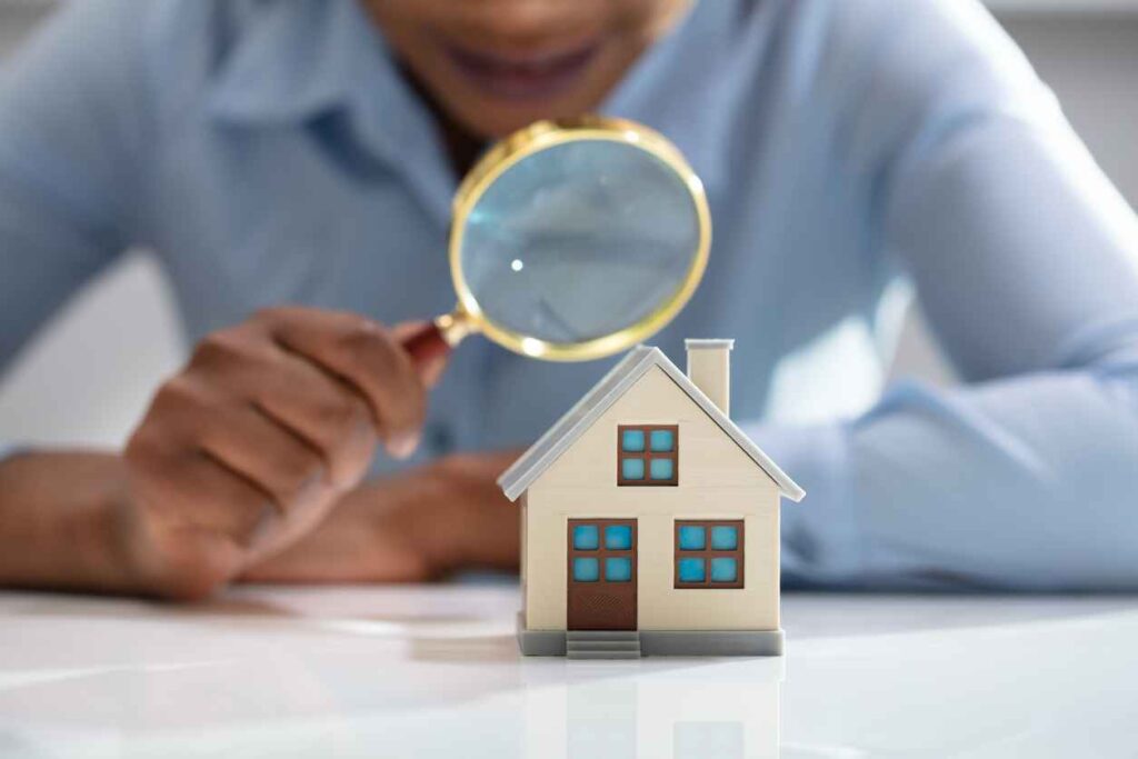 homme noir qui cherche à investir dans l'immobilier.