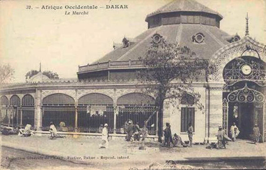 habitants de dakar devant le marché kermel en 1910