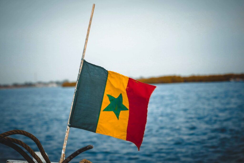 drapeau du sénégal accroché à une pirogue