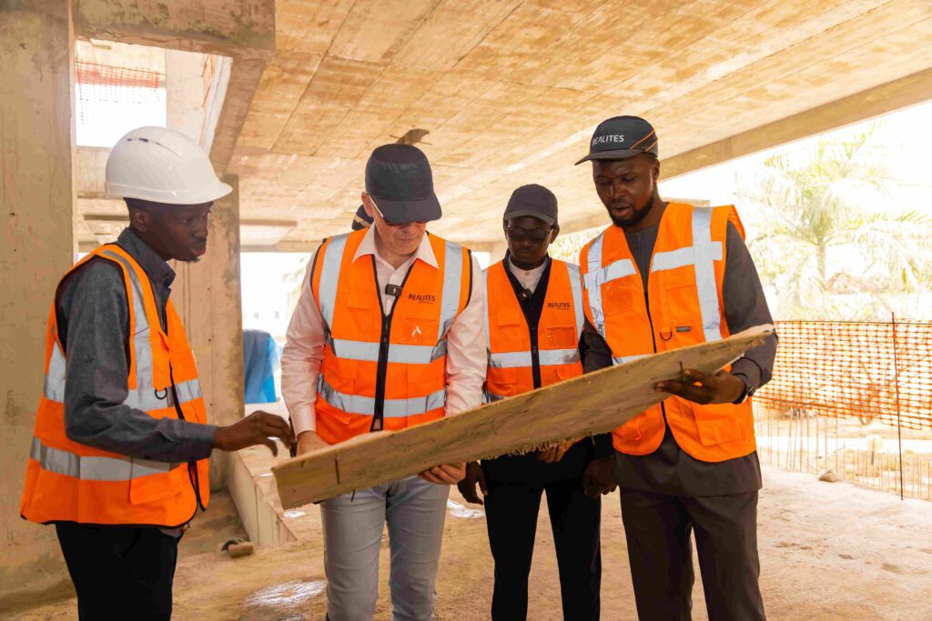 présentation du plan du chantier à Yoann Choin Joubert