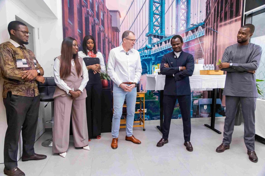 équipe interne de REALITES SENEGAL avec Yoann Choin Joubert au siège à Dakar