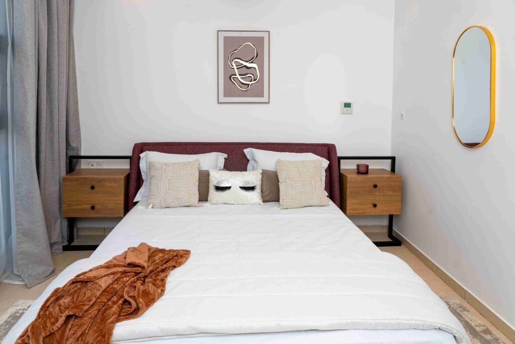 chambre témoin de la résidence siki avec un lit au centre et deux tables de nuit