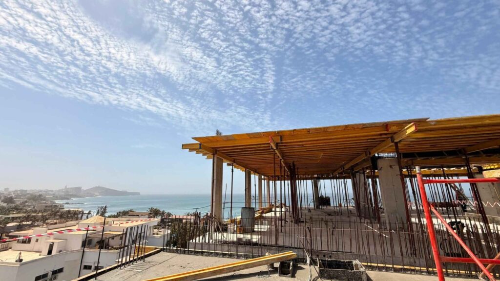 Vue sur les travaux en cours du chantier Makaan oasis et l'ocean atlantique au loin