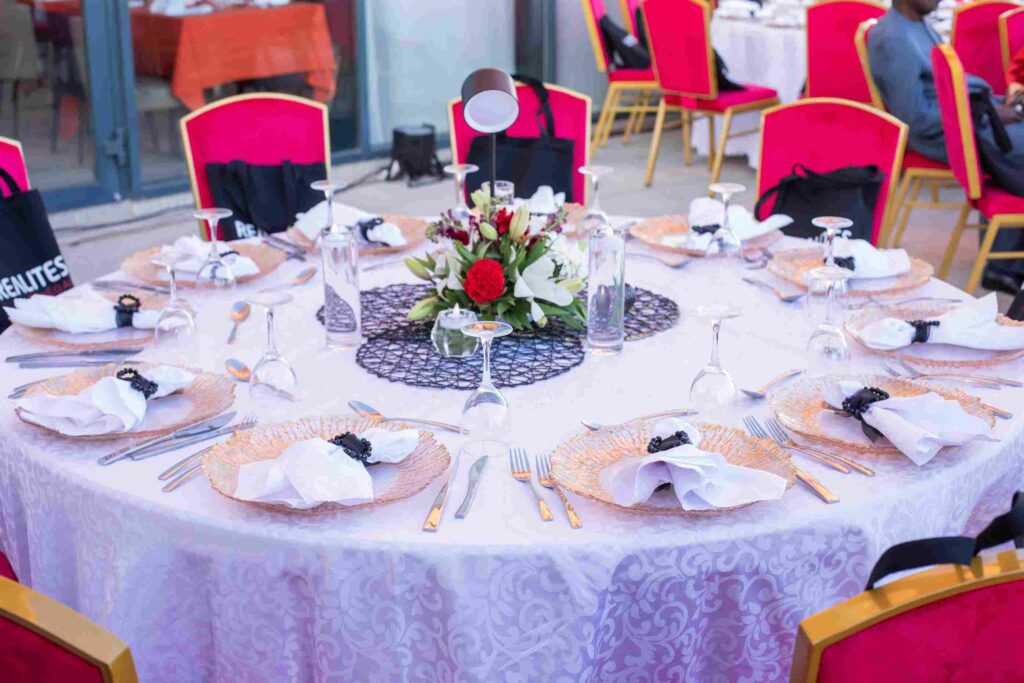 table décorée lors de l'evement de lancement ADJA OUMOU et SAMIRA a l'hotel AZALAI Dakar