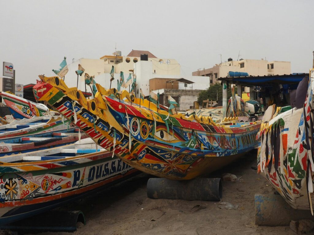 Alignement de pirogues sénégalaises typiques du quartier de Ngor