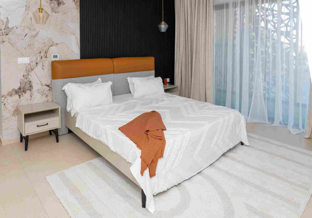 Chambre moderne avec lit double et rideaux clairs