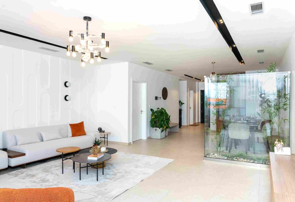 Salon moderne lumineux avec verrière et plantes