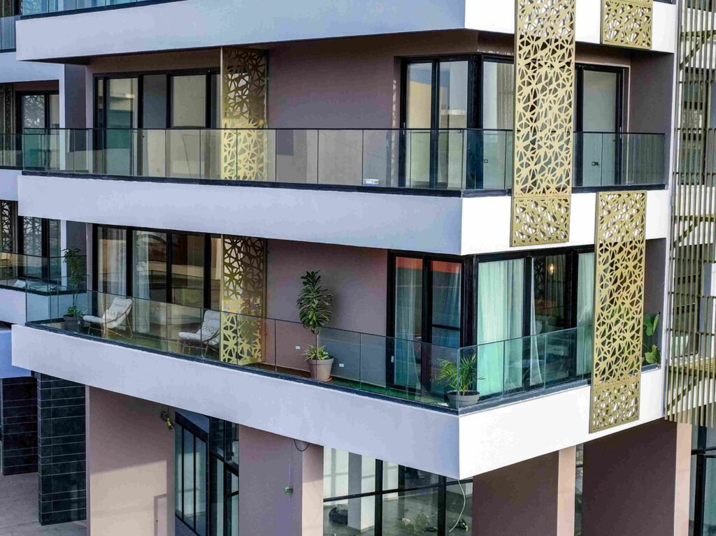 Balcons en verre d’un immeuble moderne