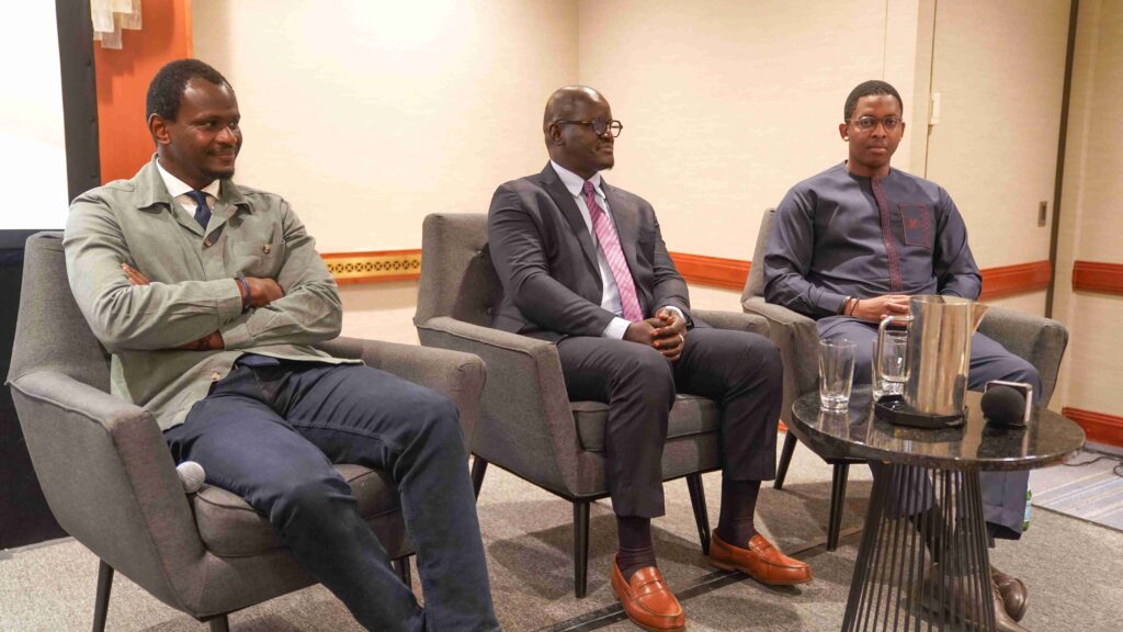 Amadou DIENG, Abdoul KASSE et Pape Abdourahmane DABO assis lors d’une table ronde