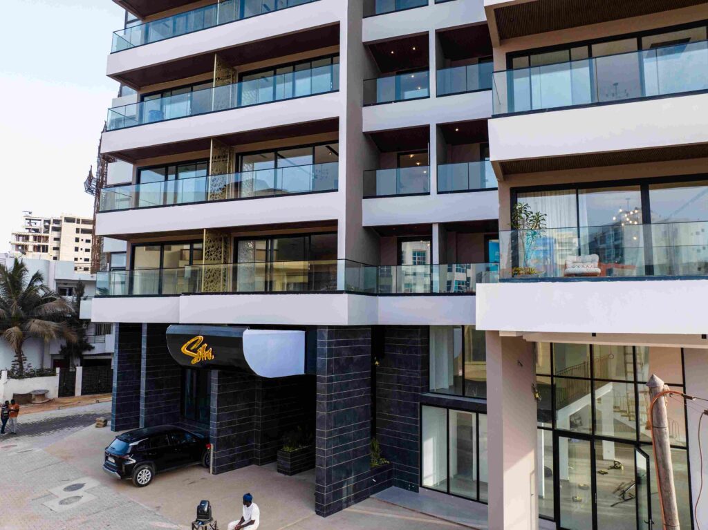 Immeuble résidentiel moderne avec balcons en verre