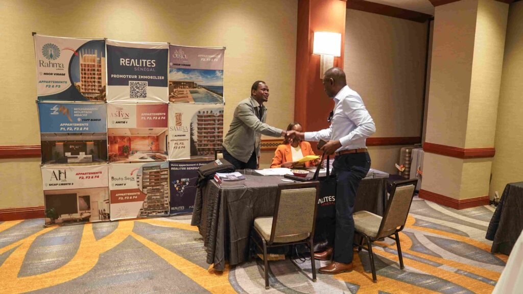 Amadou Dieng et Awa Gueye au salon Build Africa Expo avec un prospect 