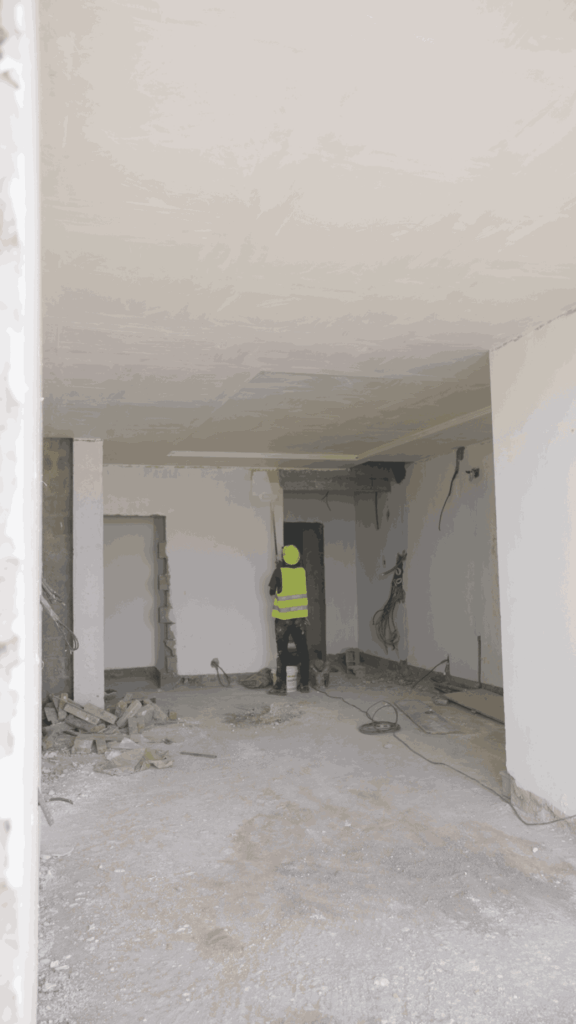 équipe en train de peindre les murs du chantier Safiétou