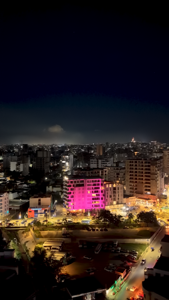 Vue aérienne sur le quartier des Almadies et la résidence Siki illuminée pour Octobre Rose