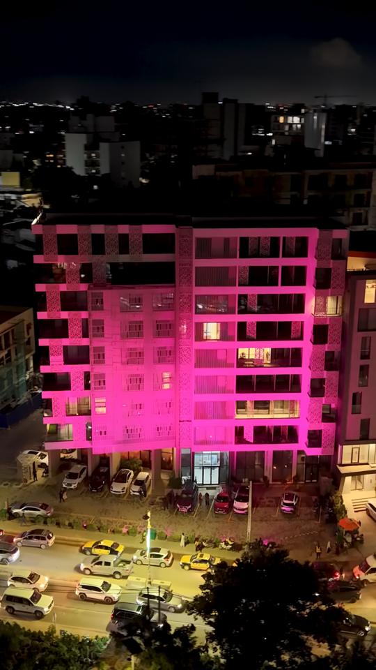 Résidence siki illuminée en rose pour soutenir la lutte contre le cancer du sein